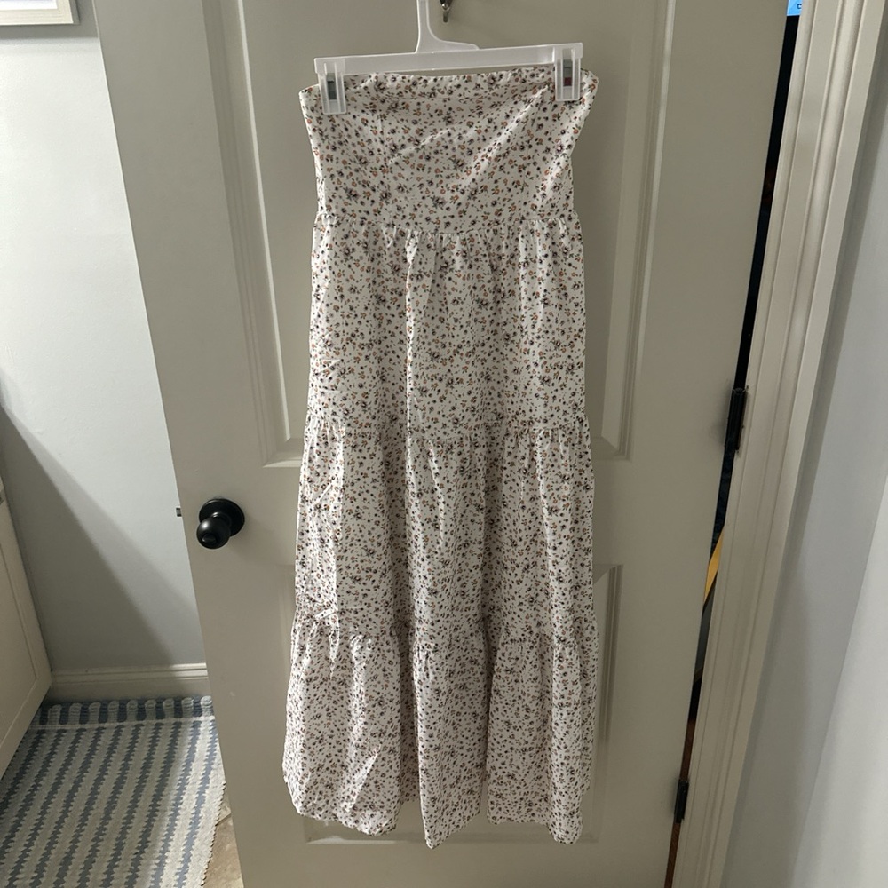 Chic Floral Maxi Dress in Cream